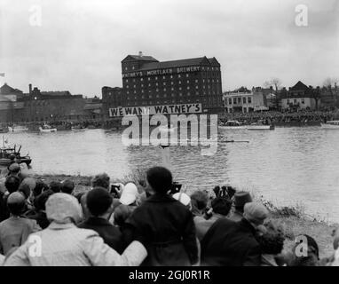 Cambridge gagne la course de bateau par 16 longueurs l'équipage de Cambridge a complètement maîtrisé Oxford quand ils ont gagné la course de bateau de l'Université par 16 longueurs sur le parcours de Putney à Mortlake . La scène à Mortlake montrant l'équipage de Cambridge passant le poste gagnant . L'équipage d'Oxford est hors de vue de 16 longueur derrière le 26 mars 1955 Banque D'Images