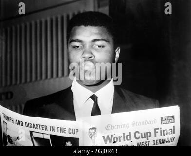 Le jour du jugement....Londres : Comment un champion du monde de boxe prophétise-t-il quelle équipe va devenir champion du monde i la finale du tournoi de la coupe du monde au stade Wembley aujourd'hui ? Qui sait. Mais le champion du monde à fort poids, Muhammad Ali (Cassius Clay) semble considérer tous les angles comme s'il étudie le journal en donnant la forme de la finale de l'Allemagne de l'Ouest et de l'Angleterre plus tard aujourd'hui. Il est actuellement à Britiain pour défendre son titre contre le Britannique Brian London à Warls court, le 6 août. 30 juillet 1966 Banque D'Images