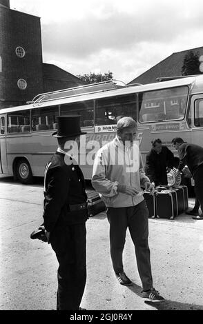 Bonne chance : Welwyn Garden City, Herts : Karl-Heinz Schnellinger en Allemagne de l'Ouest est photographié avec le supporter ouest-allemand Viktor Siuda de Braunschweig à l'hôtel Homstead court aujourd'hui. Viktor est habillé comme un rabeau de cheminée - un symbole de bonne chance en Allemagne. L'Allemagne de l'Ouest rencontrera l'Angleterre lors de la finale du tournoi de la coupe du monde cet après-midi, au stade Wembley. 30 juillet 1966 Banque D'Images