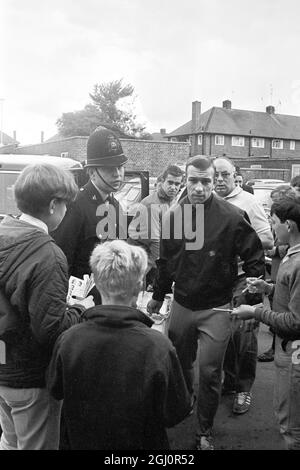 Welwyn Garden City, Herts : Horst Hottges en Allemagne de l'Ouest est photographié avec l'aide d'un policier britannique pour transporter un colis à l'hôtel Homstead court aujourd'hui. L'Allemagne de l'Ouest rencontrera l'Angleterre dans le dernier tournoi de la coupe du monde cet après-midi au stade Wembley. 30 juillet 1966 Banque D'Images