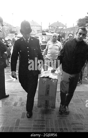 Welwyn Garden City, Herts : Horst Hottges en Allemagne de l'Ouest est photographié avec l'aide d'un policier britannique pour transporter un colis à l'hôtel Homstead court aujourd'hui. L'Allemagne de l'Ouest rencontrera l'Angleterre dans le dernier tournoi de la coupe du monde cet après-midi au stade Wembley. 30 juillet 1966 Banque D'Images