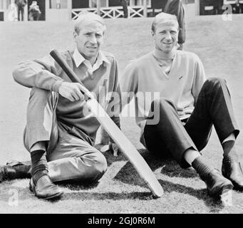 Bobby Charlton (à gauche) et Jackie Charlton, frères qui ont beaucoup fait pour rehausser la réputation internationale du foot anglais, sont photographiés au siège de l'équipe de la coupe du monde d'Angleterre à Hendon à Londres. Tous deux devraient être vus demain dans la finale de la coupe du monde à Wembley entre l'Angleterre et l'Allemagne de l'Ouest. 29 juillet 1966 Banque D'Images