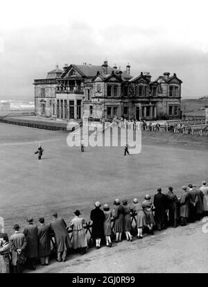 St Andrews , le QG de chaque club gris de golfeur en arrière-plan, joueurs et caddy sur le vert du 18e trou sur l'ancien parcours. Un tournoi en est un et la galerie tient son souffle et regarde le 1er octobre 1949 Banque D'Images