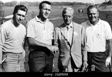 25 OCTOBRE 1963 LE DUC DE WINDSOR AVEC LES TROIS GRANDS JOUEURS DE GOLF, GARY PLAYER, ARNOLD PALMER ET JACK NICKLAUS À LA COUPE DU CANADA, SAINT-NOM-LA-BRETECHE, PARIS, FRANCE. Banque D'Images