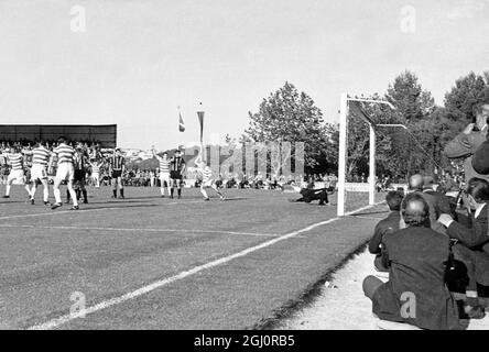 Finale de la coupe d'Europe 1967 Celtic v Inter Milan le but égalisateur du Celtic Tommy Gemmell lors de la finale de la coupe d'Europe à Lisbonne, Portugal. 27 mai 1967. Banque D'Images