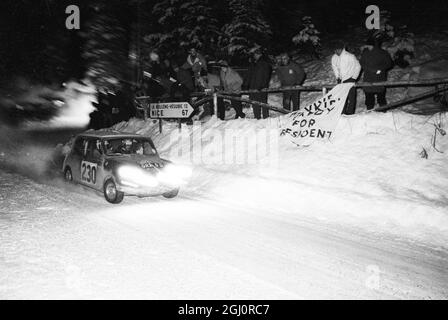 Monte Carlo , Monaco : avec phares à feu , la mini cooper britannique , conduite par Paddy Hopkirk , se dirige vers Monte Carlo pendant les dernières étapes du rallye annuel de Monte Carlo . 20 janvier 1966 . La mini cooper de Hopkirk a été l'une des quatre premières voitures - toutes britanniques - à finir dans le rallye éprouvant , mais les quatre voitures n'ont pas toutes été conformes à la réglementation de rallye . Le gagnant du rallye a été annoncé comme Finn Pauli Toivonen , conduisant une Citroën française le 22 janvier 1966 Banque D'Images