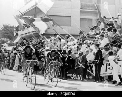 Terracina , Italie : Eddy Merckx (au centre) de Belgique traverse la ligne d'arrivée pour gagner le 7ème tour de la course cycliste Tour d'Italie ( Giro d'Italia ) - tandis qu'un stand s'est effondré derrière lui ... sur extrerme droit . Un garçon a été tué et un certain nombre de cyclistes et de spectateurs ont été blessés. Deuxième étape de la course : Guido Reybroeck (à droite). 22 mai 1969 Banque D'Images