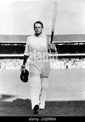 Le Rév David Sheppard ( Angleterre ) fait passer sa chauve-souris à la foule , en reconnaissance des acclamations de son siècle . Test Match - dernier jour - Angleterre v Australie , Melbourne , Australie . 7 janvier 1963 Banque D'Images