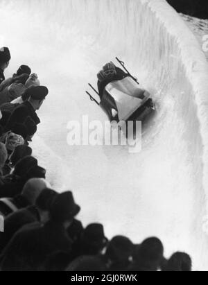 Championnats autrichiens de bobsleigh l'équipe de bobsleigh de quatre hommes de : Franz , Heini , Pepi et Fritz Isser , d'Autriche , tourne autour de la courbe d'Hexenkessel sur la course olympique près d'Igls , lors des championnats autrichiens de bobsleigh le 23 janvier 1964 Banque D'Images