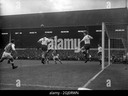 Londres Derby football mars . Arsenal centre avant Joe Baker ( arrière-plan ) montres comme le gardien de but Tottenham Hotspur , Jennings poinçons clair d'un coin d'Arsenal pendant le match . Tottenham a gagné le match 3 - 1 . 10 octobre 1964 Banque D'Images