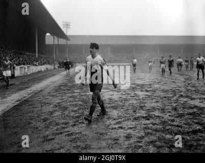 TOTTENHAM HOTSPURS V LEICESTER CITY FOOTBALL MATCH AVEC HENRY RON COUVERT DE BOUE 13 FÉVRIER 1960 Banque D'Images