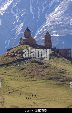 Géorgie, route militaire géorgienne, Kazbegi-Stepantsminda. Église de la Trinité de Gergeti. Banque D'Images