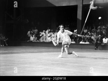CHAMPIONNAT DE TENNIS DE WIMBLEDON PREMIÈRE PARTIE HOMMES CÉLIBATAIRES 20 JUIN 1960 Banque D'Images