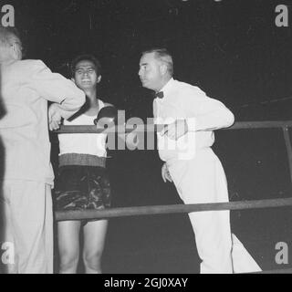 JEU OLYMPIQUE BOXE POIDS-LOURD LÉGER MONGKOLFIT BLESSÉ ÉPAULE 26 AOÛT 1960 Banque D'Images