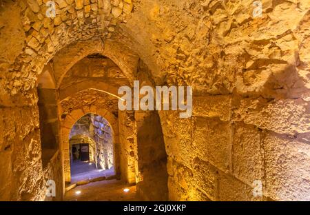 Qalat ar-Ancien château forteresse arabe enragés Couloir de Pierre Ajlun Jordanie. L'arabe ancien château construit en 1184-1185 pour contrer la menace des croisés. Banque D'Images