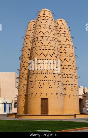 Etat du Qatar, Doha. Tours Katara Pigeon. Construit en 2006-2007 d'adobe, argile, briques et bois. Banque D'Images