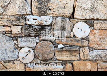 Turquie, sud-ouest de la Turquie, province de Denizli, vallée de la rivière Menderes, Pamukkale, mur de pierre fait de différents morceaux de ruines. Banque D'Images