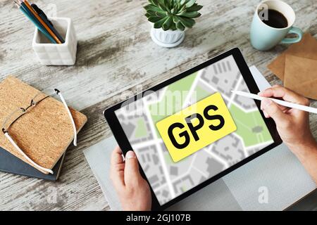 GPS Global Positioning System, dans le monde entier et de suivi de navigation concept avec des plans de ville à l'écran Banque D'Images