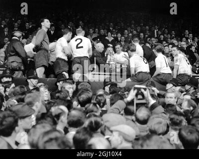 29 AVRIL 1961 DANNY BLANCHFLOWER, CAPITAINE DE TOTTENHAM HOTSPUR REÇOIT LE TROPHÉE DES CHAMPIONS DE LA LIGUE DE FOOTBALL APRÈS QU'ILS ONT BATTU WEST BROMWICH ALBION À WHITE HART LANE, LONDRES, ANGLETERRE. Banque D'Images