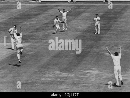 MATCH DE CRICKET ANGLETERRE V AUSTRALIE GOUT WALLY CAPTURES SUBBA ROW - 24 JUIN 1961 Banque D'Images