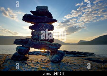Canada, Colombie-Britannique, île Russell. Rock inukshuk en face de Salt Spring Island. Banque D'Images