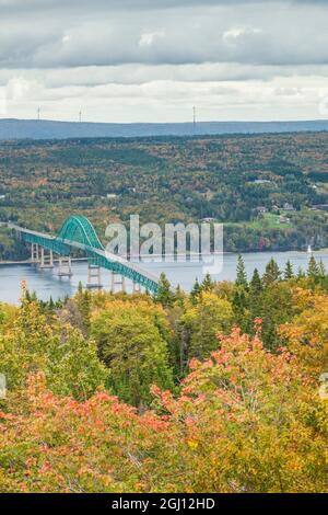 Canada, Nouvelle-Écosse, lac bras d'Or. Vue en hauteur du pont de Seal Island en automne. Banque D'Images