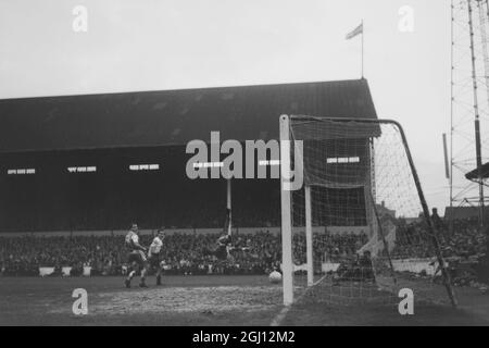 MATCH DE FOOTBALL TOTTENHAM HOTSPUR V FULHAM FC - FOOTBALLEURS TONY MACEDO ET DAVE MACKAY - 11 NOVEMBRE 1961 Banque D'Images