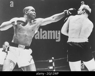 BOXE SONNY LISTON AVEC ALBERT WESTPHALIE EN ACTION DE BOXE - 14 DÉCEMBRE 1961 Banque D'Images