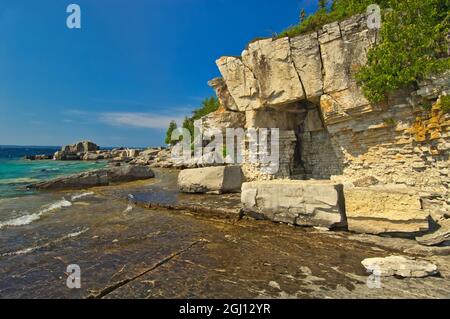 Canada, Ontario, parc marin national Fathom Five, roche calcaire le long de la baie Georgienne. Credit AS: Mike Grandmaison / Jaynes Gallery / DanitaDelimont. c Banque D'Images