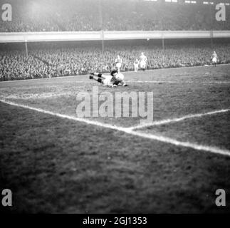 FOOTBALL BRADFORD V ARSENAL DOWNIE SUIT LE BALLON APRÈS AVOIR ÉCHOUÉ S 6 JANVIER 1962 Banque D'Images