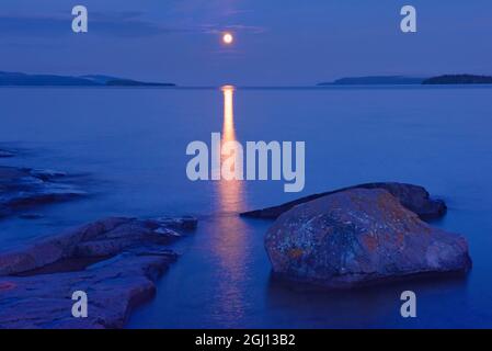 Canada, Ontario, Rossport. Lune au-dessus du lac supérieur. Credit AS: Mike Grandmaison / Jaynes Gallery / DanitaDelimont. com Banque D'Images