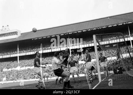 HOPKINSON EDDI BOLTON FC V SPIRS + NORMAN EN ACTION FOOTBALL 24 FÉVRIER 1962 Banque D'Images