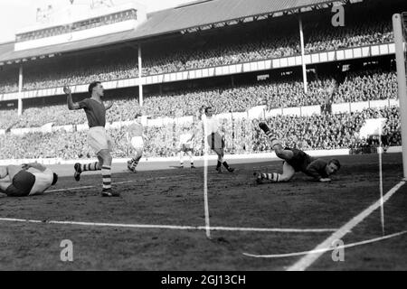 HOPKINSON EDDI BOLTON FC V SPIRS + SMITH EN ACTION FOOTBALL - 24 FÉVRIER 1962 Banque D'Images