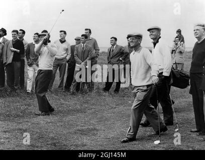 5 JUILLET 1962 ARNOLD PALMER ET JACK NICKLAUS JOUENT AVEC NORMAN VON NIDA AU ROYAL TROON AVANT LES CHAMPIONNATS D'OUVERTURE, EN ÉCOSSE. Banque D'Images