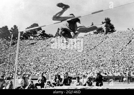 23 JUILLET 1962 VALERY BRUMEL, DE L'URSS, ÉTABLIT UN NOUVEAU RECORD MONDIAL DE SAUT À LA HAUTEUR DE 7FT 5IN (2.26M) À LA RENCONTRE AMÉRICANO-SOVIÉTIQUE SUR PISTE ET TERRAIN À STANFORD, CALIFORNIE, ÉTATS-UNIS. Banque D'Images