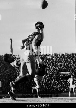 FOOTBALL OLYMPIACOS V DIKLA BESSIS S'ATTAQUE AU BALLON À TÊTE INVERSÉE ; 11 JANVIER 1963 Banque D'Images
