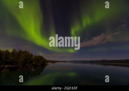 Canada, Yukon. Les lumières du nord se reflètent dans le lac Marsh à Tagish. Banque D'Images