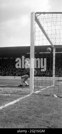 FOOTBALL WEST HAM V IPSWICH STANDEN MONTRES BALLON SURVOLER ; 12 AVRIL 1963 Banque D'Images