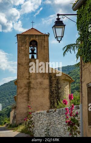 Des fleurs de hollyhocks fleurissent en Provence dans le sud de la France. Banque D'Images