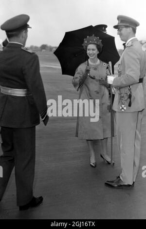 ROI BAUDOUIN DE BELGIQUE AVEC LA PRINCESSE MARGARET À L'AÉROPORT DE GATWICK - 14 MAI 1963 Banque D'Images