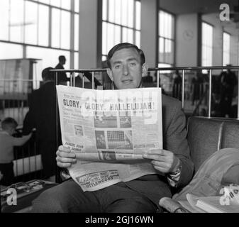 16 MAI 1963 DANNY BLANCHFLOWER, LE CAPITAINE DE TOTTENHAM HOTSPUR, LIT LE JOURNAL À SON RETOUR À LONDRES, EN ANGLETERRE, LE LENDEMAIN DE SON ÉQUIPE A BATTU ATLETICO MADRID 5 - 1 POUR GAGNER LA COUPE DES VAINQUEURS DE LA COUPE D'EUROPE À ROTTERDAM, PAYS-BAS. Banque D'Images