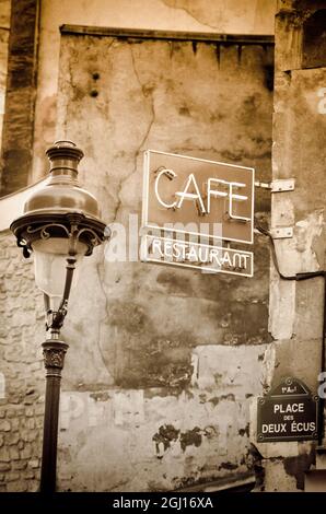 Cafe signe et un lampadaire, Paris, France Banque D'Images