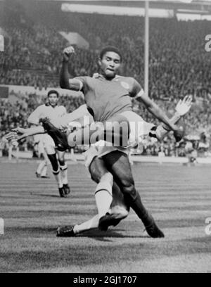 22 MAI 1963 EUSEBIO EN ACTION POUR BENFICA LISBONNE LORS DE LEUR DÉFAITE À MILAN LORS DE LA FINALE DE LA COUPE EUROPÉENNE DE FOOTBALL AU STADE WEMBLEY, LONDRES, ANGLETERRE. Banque D'Images