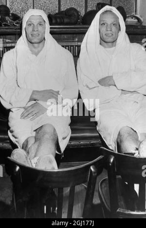 14 JUIN 1963 LES DEUX FRÈRES DE BOXE POIDS LOURDS IDENTIQUES, HENRY COOPER (À GAUCHE) ET JIM COOPER, SONT SUR LE MÊME PROJET DE LOI À WEMBLEY. HENRY PREND SUR LE CHAMPION DU MONDE CASSIUS CLAY ET JIM TENTE SA CHANCE AVEC UN AUTRE AMÉRICAIN, DON WARNER. LONDRES, ANGLETERRE. Banque D'Images