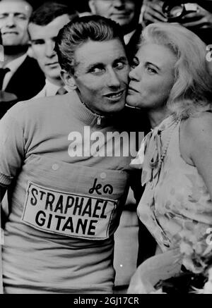 LE CYCLISTE FRANÇAIS JACQUES ANQUETIL EMBRASSE SA FEMME À PARIS APRÈS LA COURSE CYCLISTE DE FRANCE ; 15 JUILLET 1963 Banque D'Images