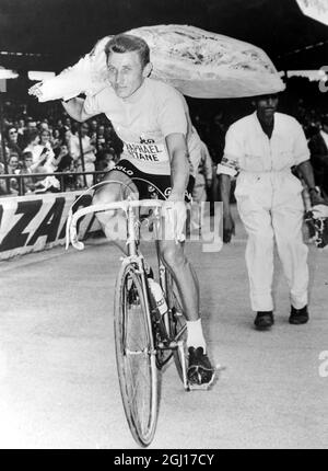 15 JUILLET 1963 JACQUES ANQUETIL PASSE SON VÉLO AVEC UN BOUQUET DE FLEURS APRÈS AVOIR REMPORTÉ LA TOURNÉE DE FRANCE, PARIS, FRANCE. Banque D'Images