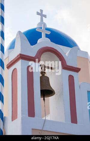Église orthodoxe grecque en dôme bleu avec cloche à Oia, Santorini, Grèce. Banque D'Images