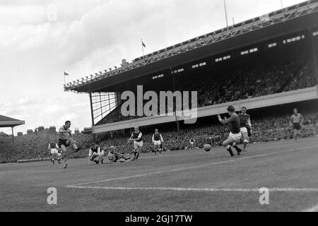 ARSENAL DE FOOTBALL V LOUPS DE WOLVERHAMPTON IAN URES 1ÈRE APPARITION POUR ARSENAL JIM MURRAY POUSSES REGARDÉES PAR D'AUTRES ; 24 AOÛT 1963 Banque D'Images