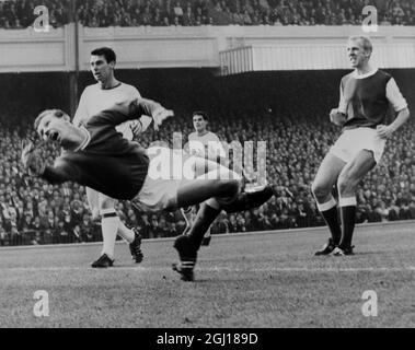 ARSENAL DE FOOTBALL V NOTTINGHAM FOREST BOB WILSON SAUVE À LONDRES ; 26 OCTOBRE 1963 Banque D'Images