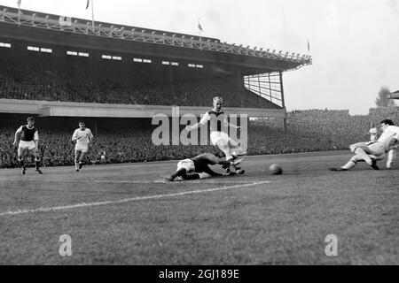 ARSENAL DE FOOTBALL V NOTTINGHAM FOREST BOB WILSON SAUVE À LONDRES ; 26 OCTOBRE 1963 Banque D'Images